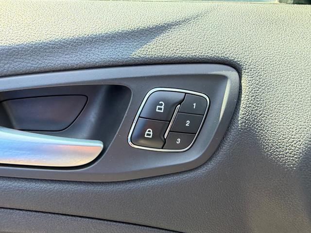 Ford Escape Vehicle Full-screen Gallery Image 18
