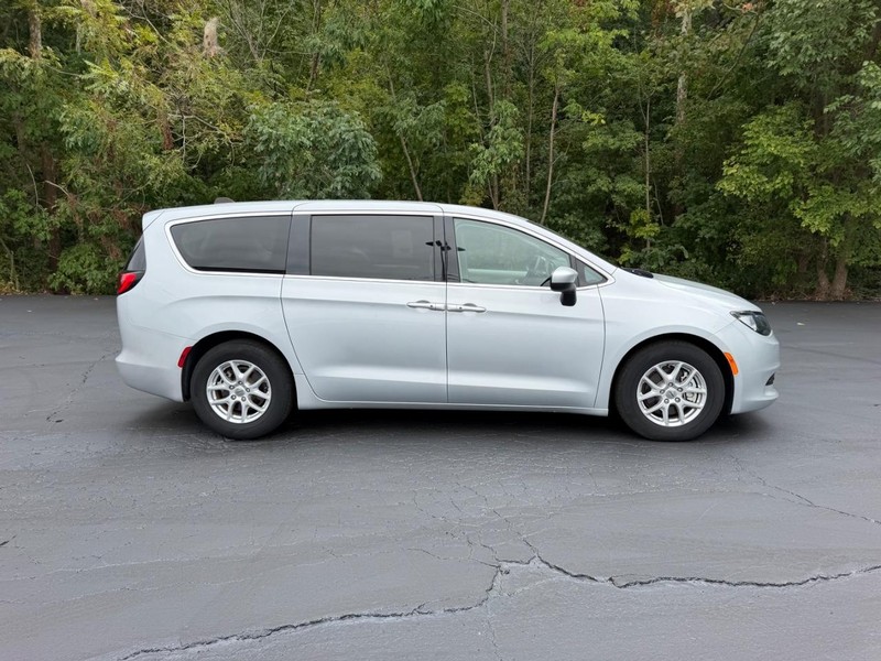 Chrysler Voyager Vehicle Image 02