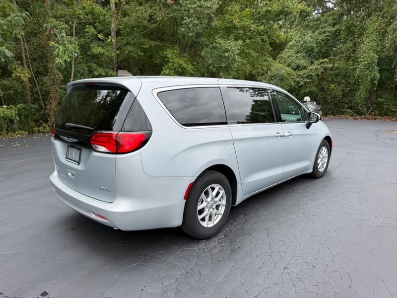 Chrysler Voyager Vehicle Image 03