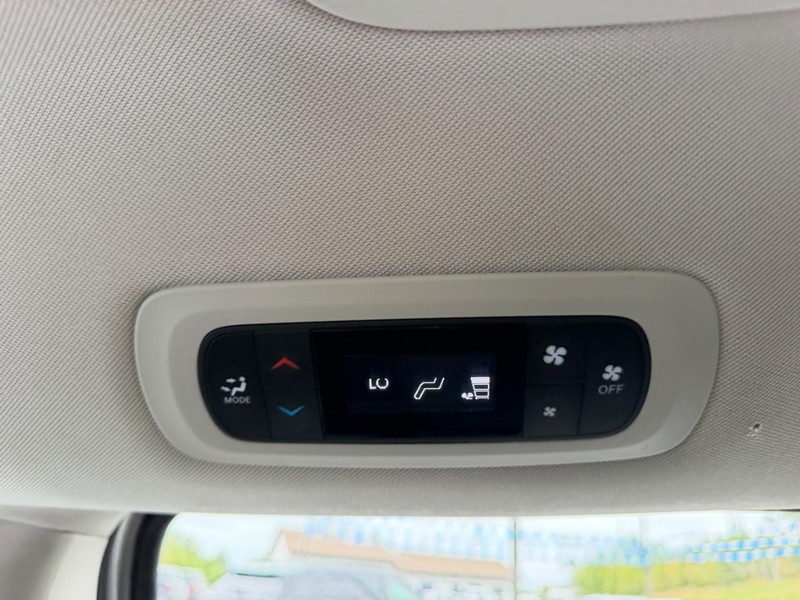 Chrysler Voyager Vehicle Image 10