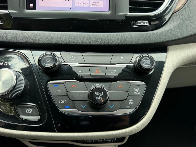 Chrysler Voyager Vehicle Image 16