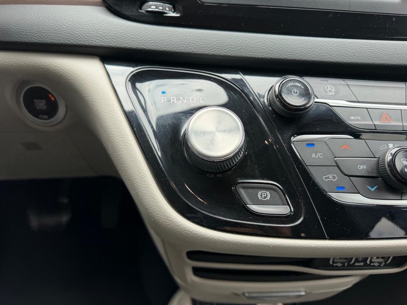 Chrysler Voyager Vehicle Image 17