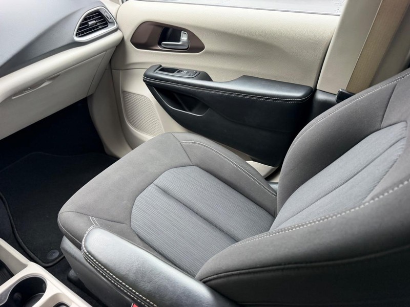 Chrysler Voyager Vehicle Image 18