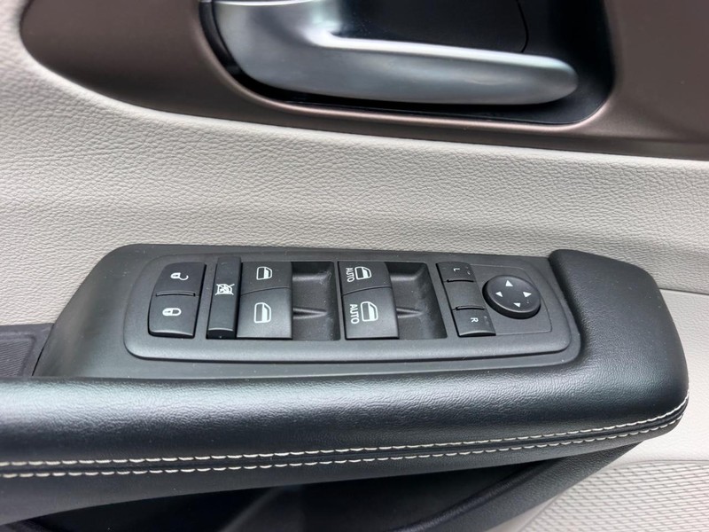 Chrysler Voyager Vehicle Image 19