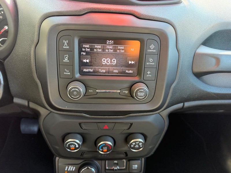 Jeep Renegade Vehicle Image 13