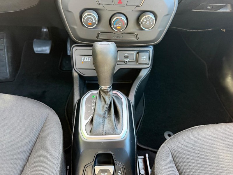 Jeep Renegade Vehicle Image 15