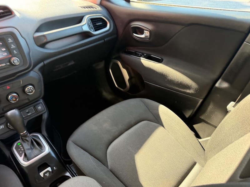 Jeep Renegade Vehicle Image 16