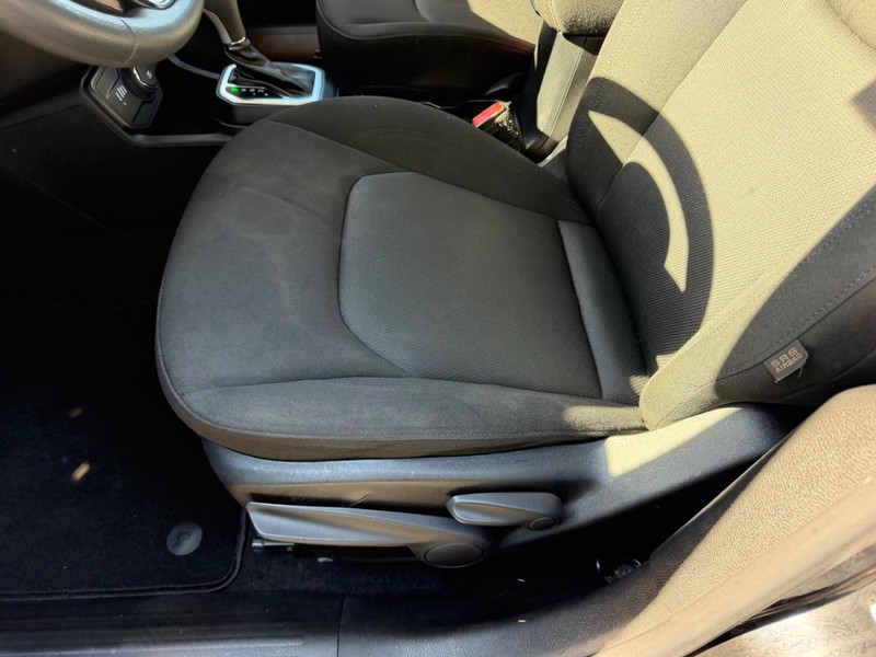Jeep Renegade Vehicle Image 18