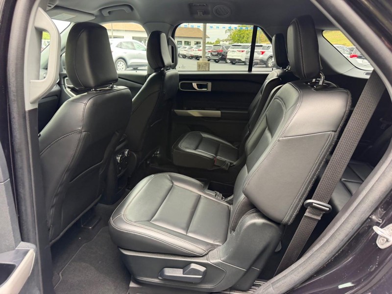 Ford Explorer Vehicle Image 09