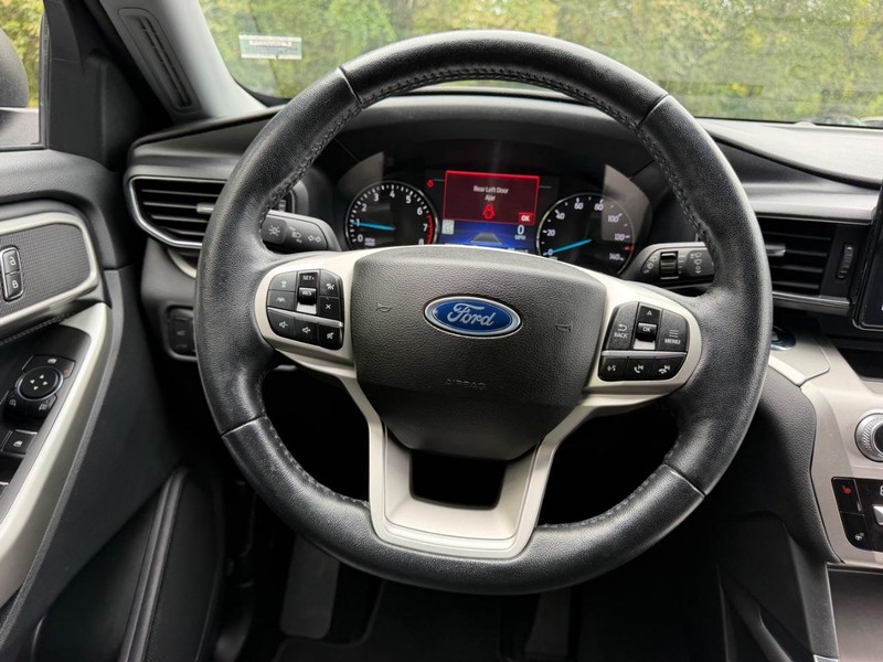 Ford Explorer Vehicle Image 12
