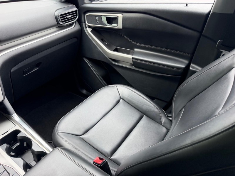 Ford Explorer Vehicle Image 18