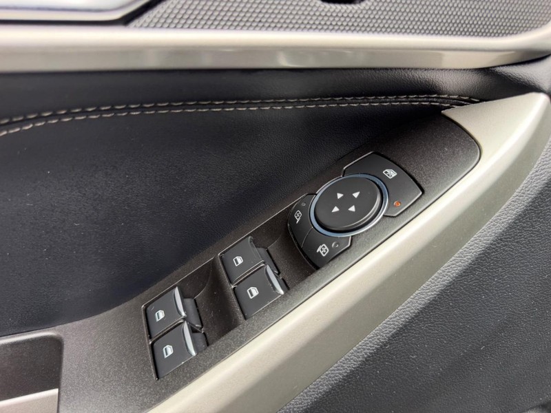 Ford Explorer Vehicle Image 19