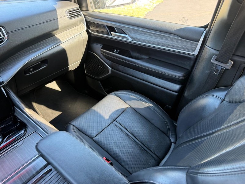 Jeep Wagoneer L Vehicle Image 16