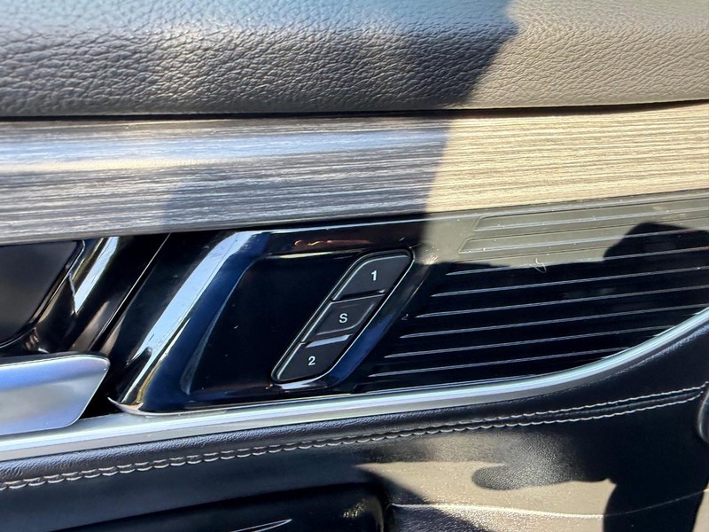 Jeep Wagoneer L Vehicle Image 18