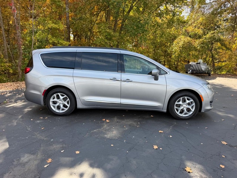 Chrysler Pacifica Vehicle Image 02