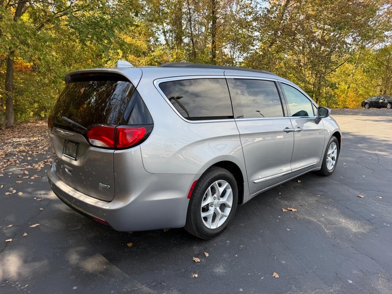 Chrysler Pacifica Vehicle Image 03