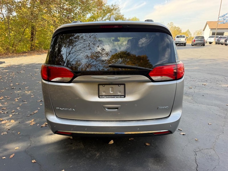 Chrysler Pacifica Vehicle Image 04