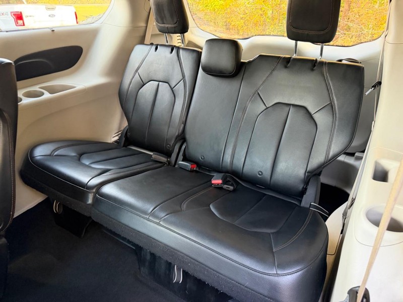 Chrysler Pacifica Vehicle Image 10