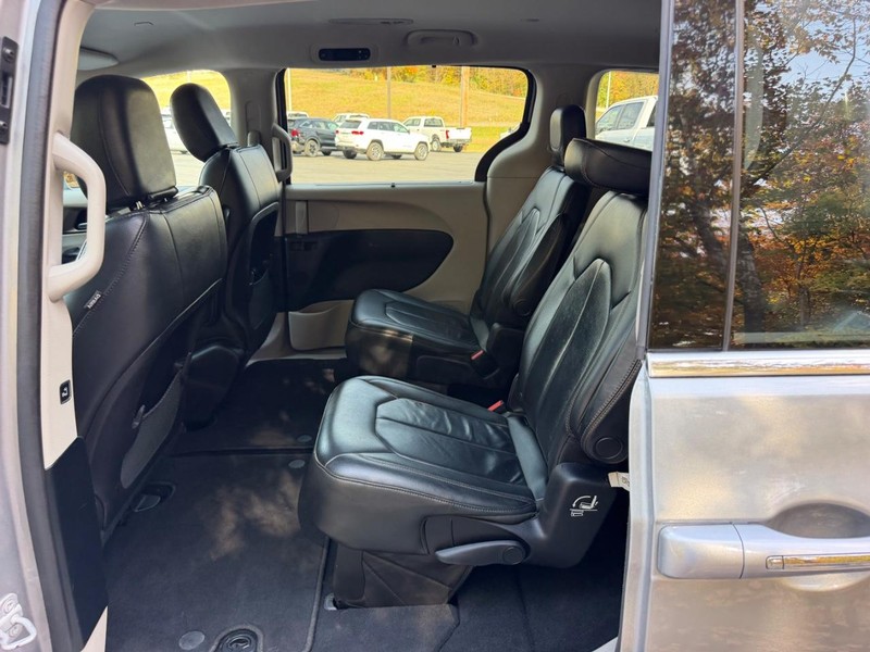 Chrysler Pacifica Vehicle Image 11