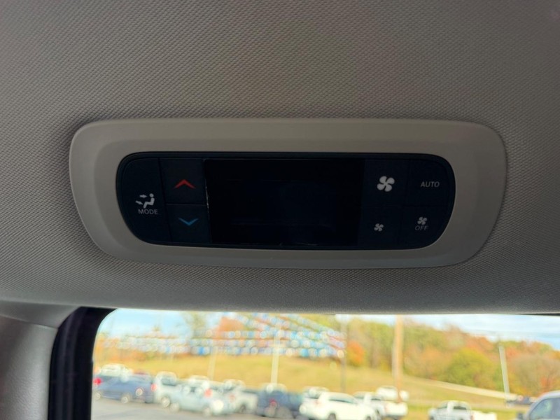 Chrysler Pacifica Vehicle Image 12