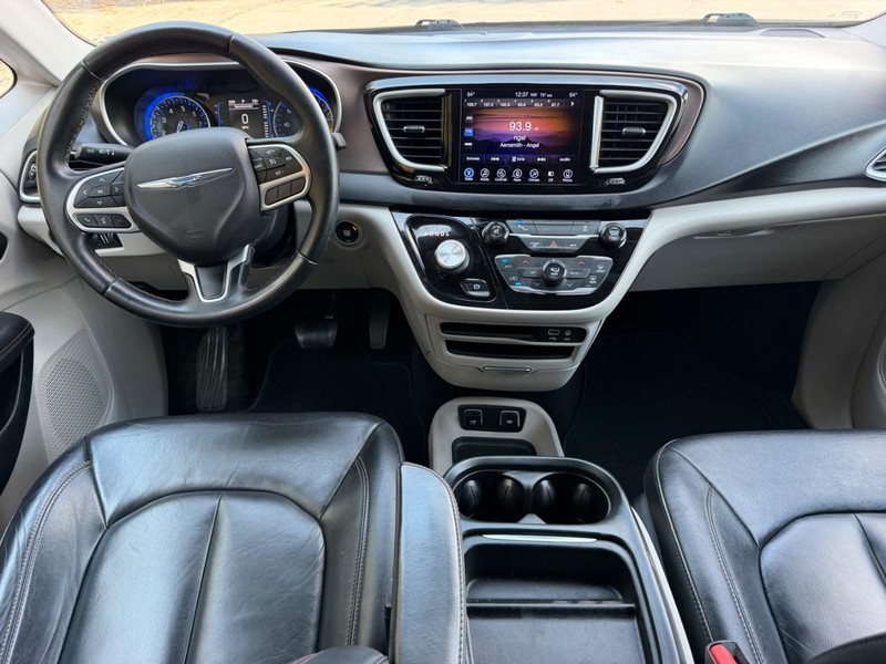 Chrysler Pacifica Vehicle Image 13