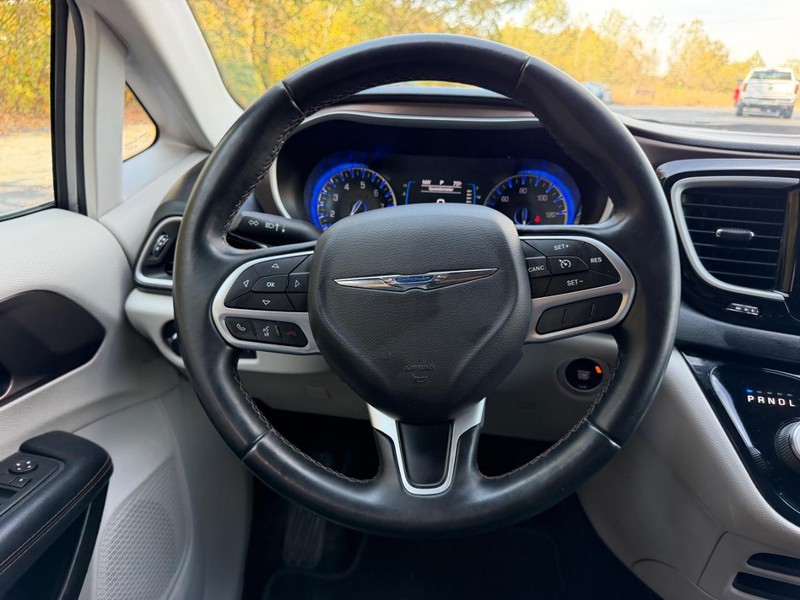 Chrysler Pacifica Vehicle Image 14