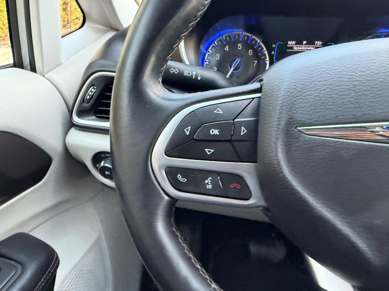 Chrysler Pacifica Vehicle Image 15