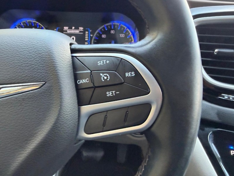 Chrysler Pacifica Vehicle Image 16