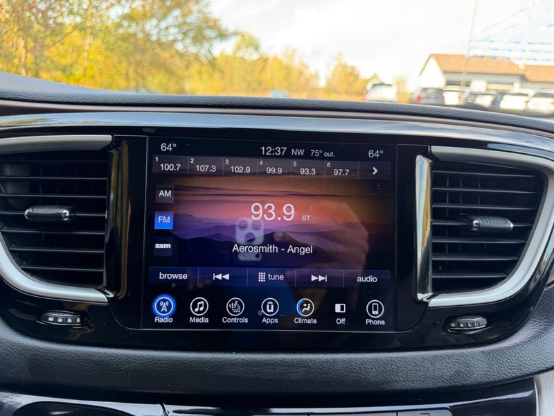 Chrysler Pacifica Vehicle Image 17