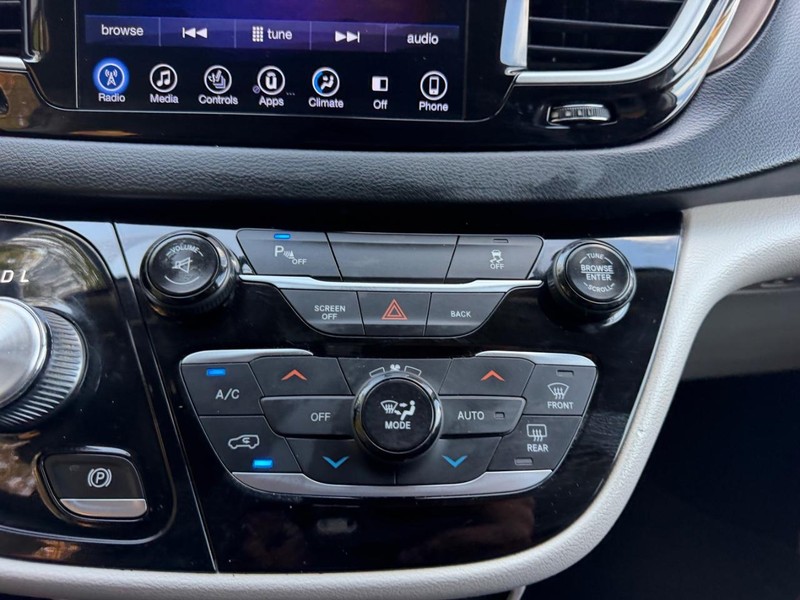 Chrysler Pacifica Vehicle Image 18