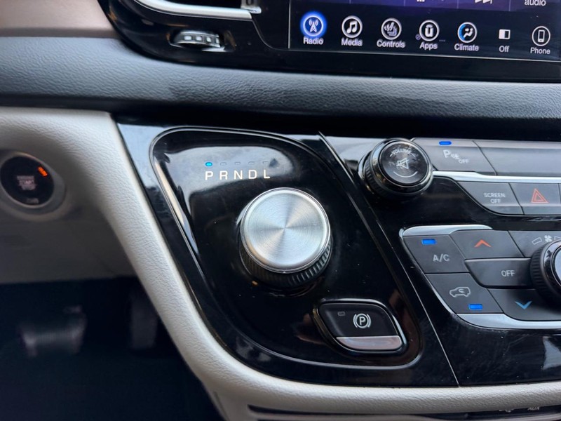 Chrysler Pacifica Vehicle Image 19