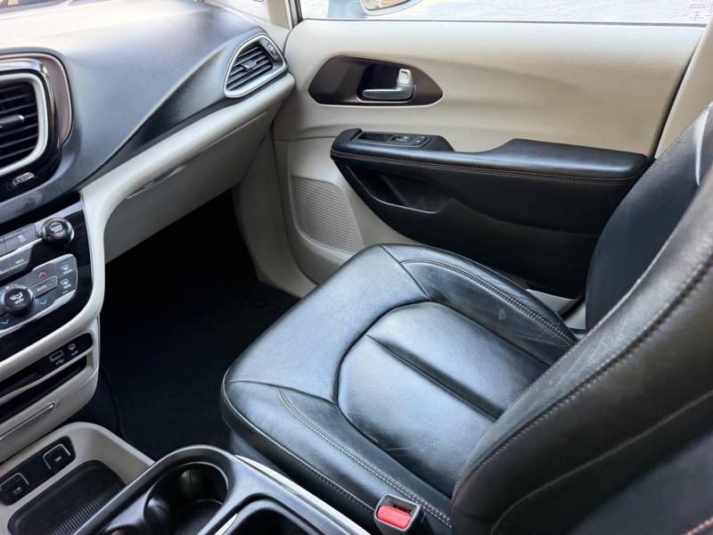 Chrysler Pacifica Vehicle Image 20