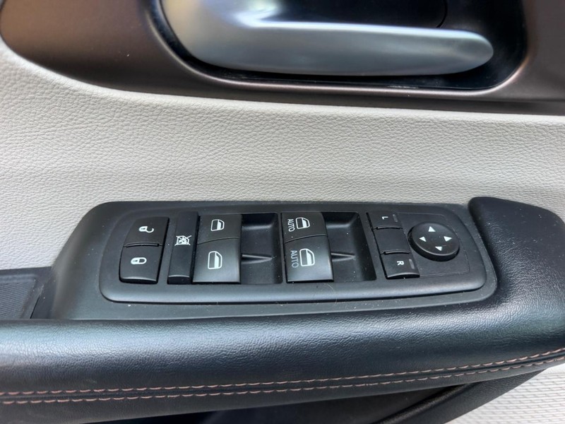 Chrysler Pacifica Vehicle Image 21