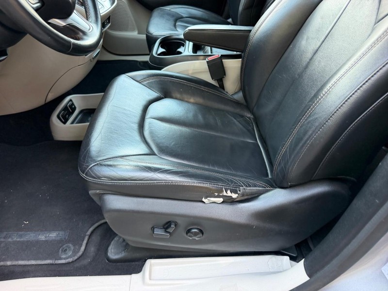 Chrysler Pacifica Vehicle Image 22