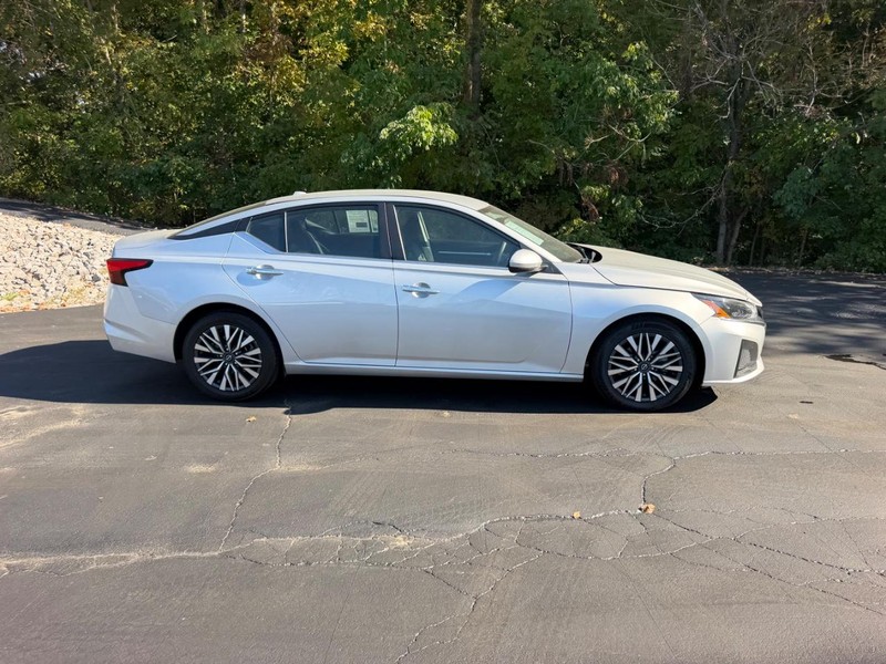 Nissan Altima Vehicle Image 02