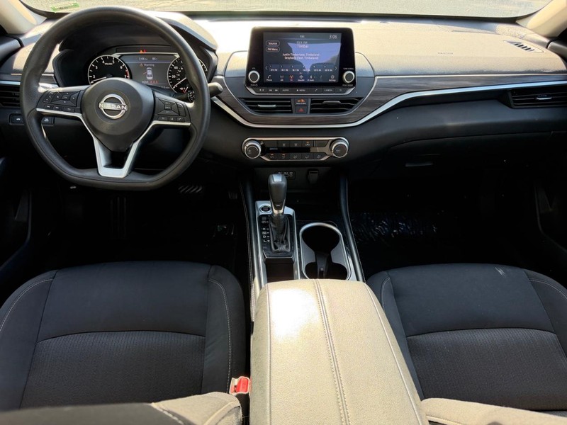 Nissan Altima Vehicle Image 08