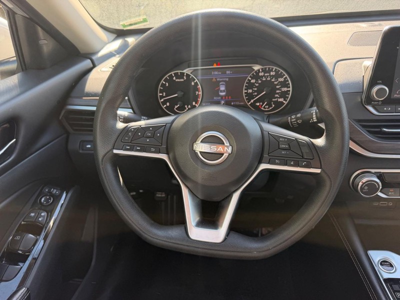 Nissan Altima Vehicle Image 09