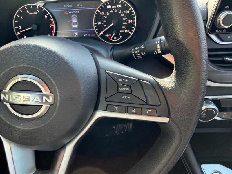 Nissan Altima Vehicle Image 11