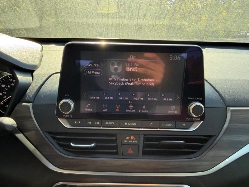 Nissan Altima Vehicle Image 12