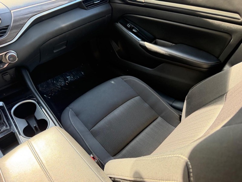 Nissan Altima Vehicle Image 15