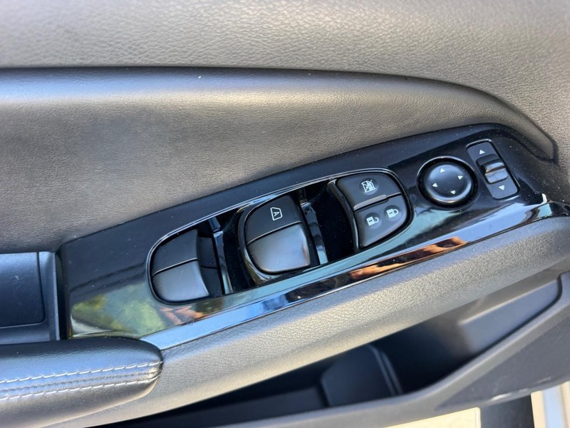 Nissan Altima Vehicle Image 16