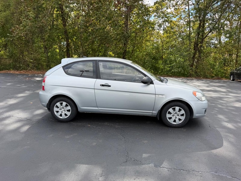 Hyundai Accent Hatchback Vehicle Image 02