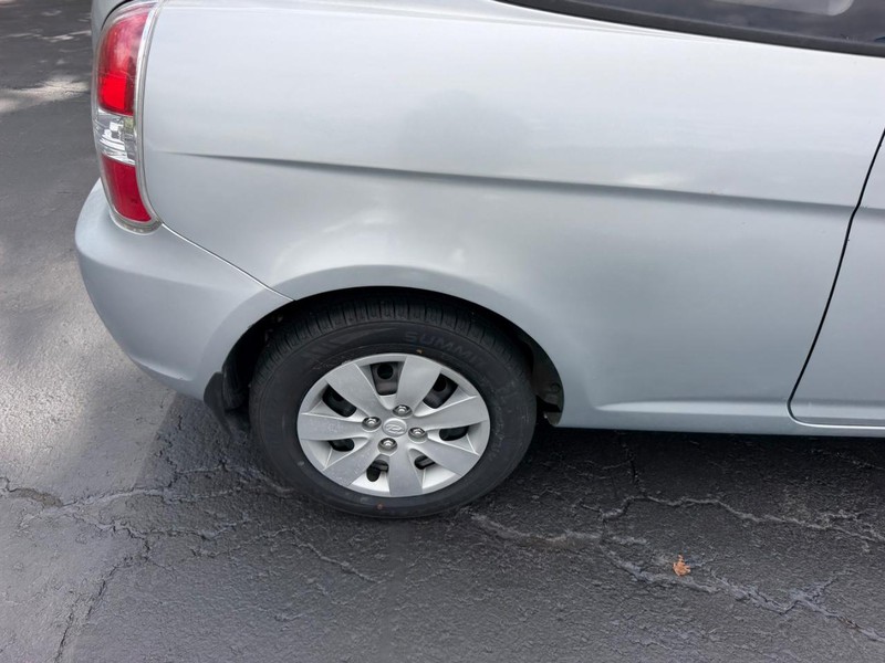 Hyundai Accent Hatchback Vehicle Image 06