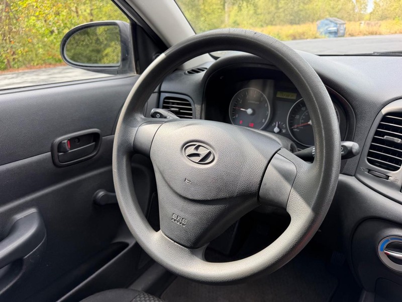 Hyundai Accent Hatchback Vehicle Image 09