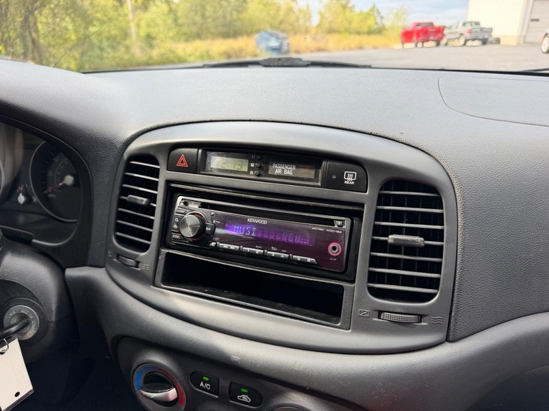 Hyundai Accent Hatchback Vehicle Image 10