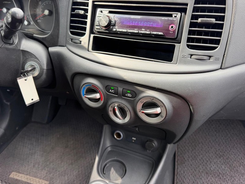 Hyundai Accent Hatchback Vehicle Image 11