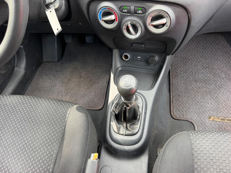 Hyundai Accent Hatchback Vehicle Image 12