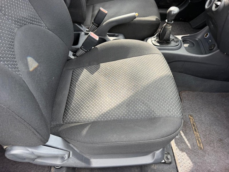 Hyundai Accent Hatchback Vehicle Image 13