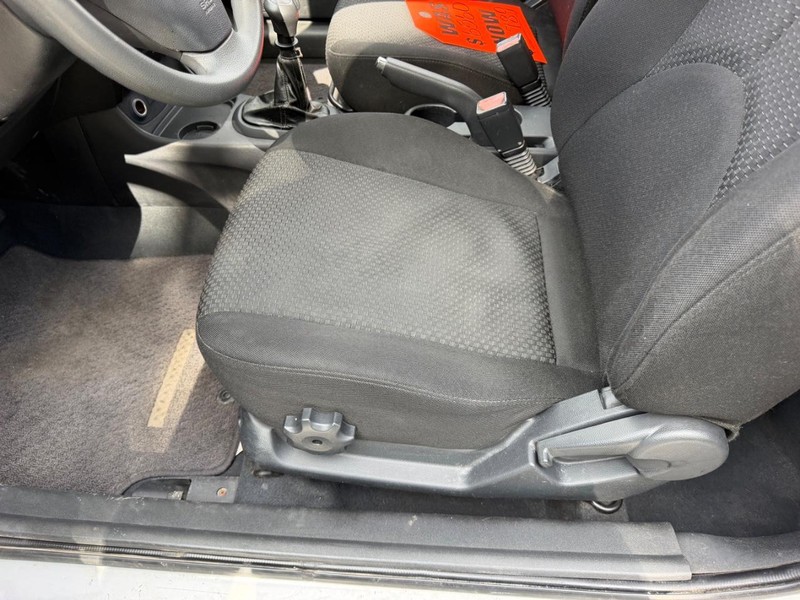 Hyundai Accent Hatchback Vehicle Image 15