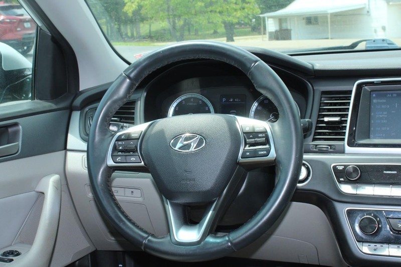 Hyundai Sonata Vehicle Image 11